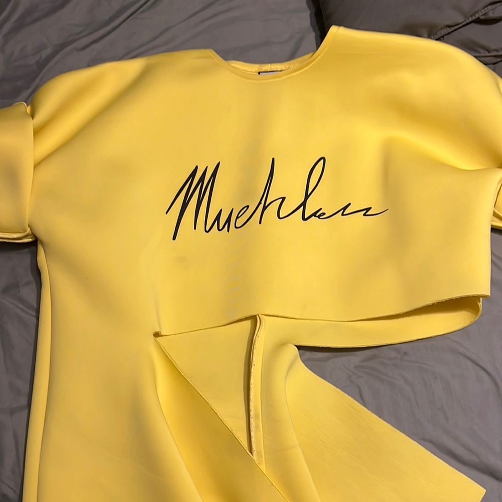 Form cut in middle shirt